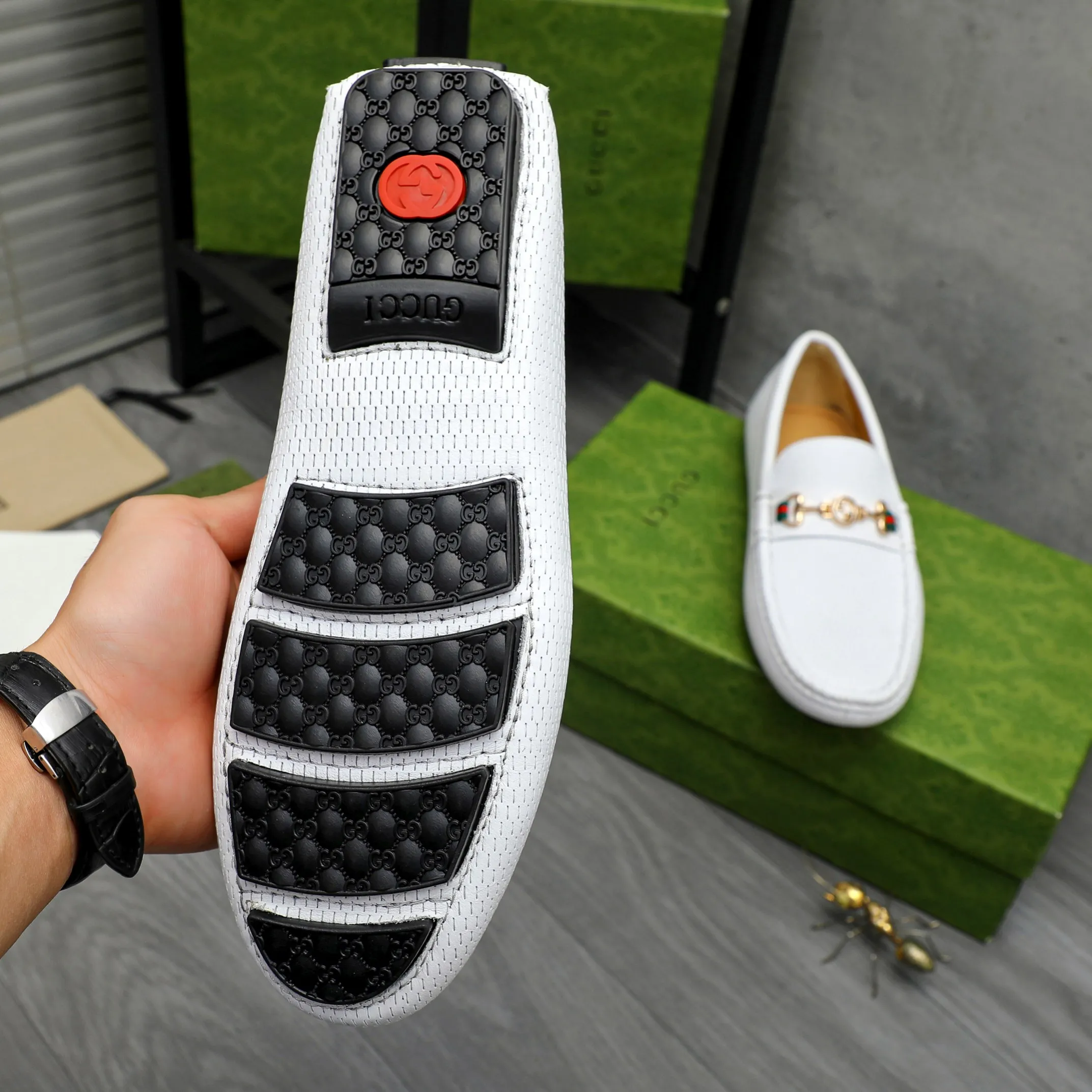 Men's shoes 💰p420 Product trademark: GUCCI (Gucci) casual slip-on men's shoes Regular size: 38-44 Product materials: Selected hollow cowhide upper, sheepskin lining, rubber outsole